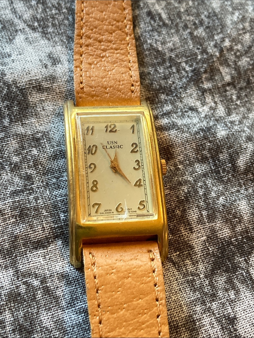 Stylish Women's Wristwatch on Genuine Pigskin Leather Band